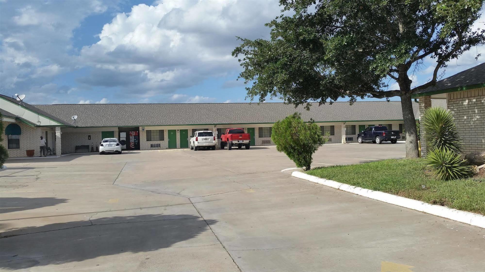 Garden Inn & Suites Hebbronville Exterior photo