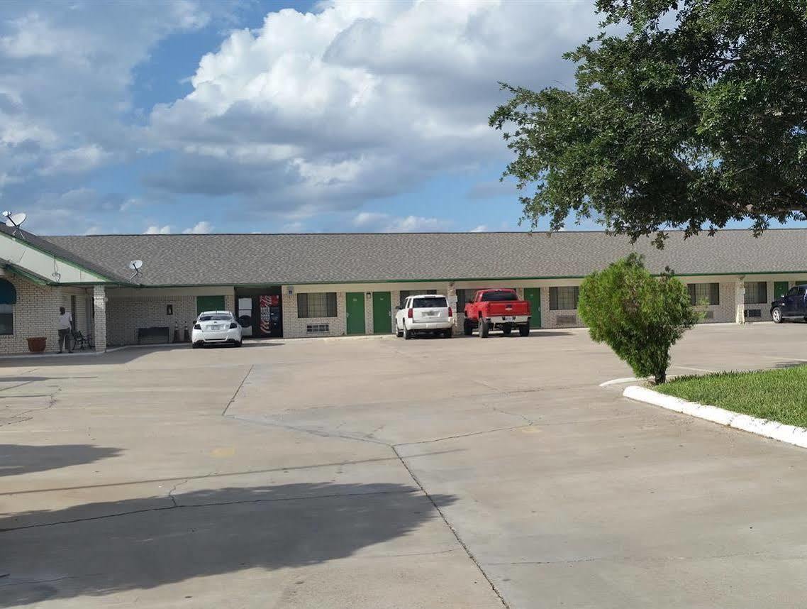 Garden Inn & Suites Hebbronville Exterior photo