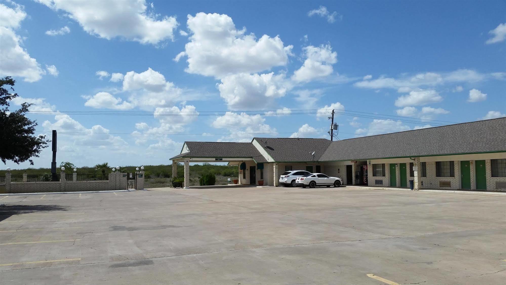 Garden Inn & Suites Hebbronville Exterior photo